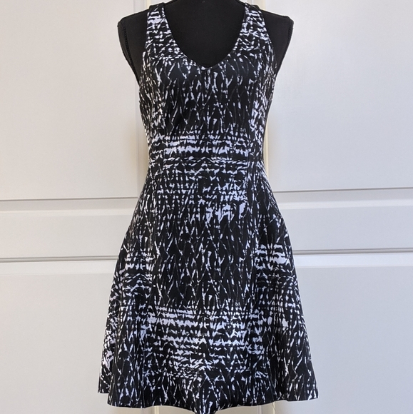 Abercrombie & Fitch Dresses & Skirts - Abercrombie & Fitch Black & White Scuba Dress, size medium